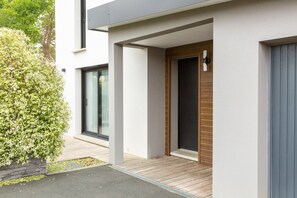 Exterior detail - Holiday Home “La Maison Des Dunes – Beach & Bikes” with Private Terrace, Garden & Wi-Fi (Fouesnant)