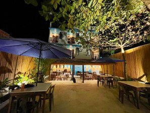 Outdoor dining - Amos Portside Inn (El Nido)