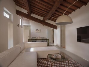 TV - One Bedroom Apartment (Lucca)