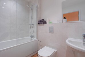 Towels, soap, shampoo, toilet paper - City Point Aberdeen by Guestz (Aberdeen)