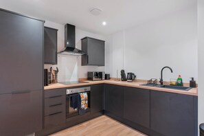 Fridge, microwave, stovetop, electric kettle - City Point Aberdeen by Guestz (Aberdeen)