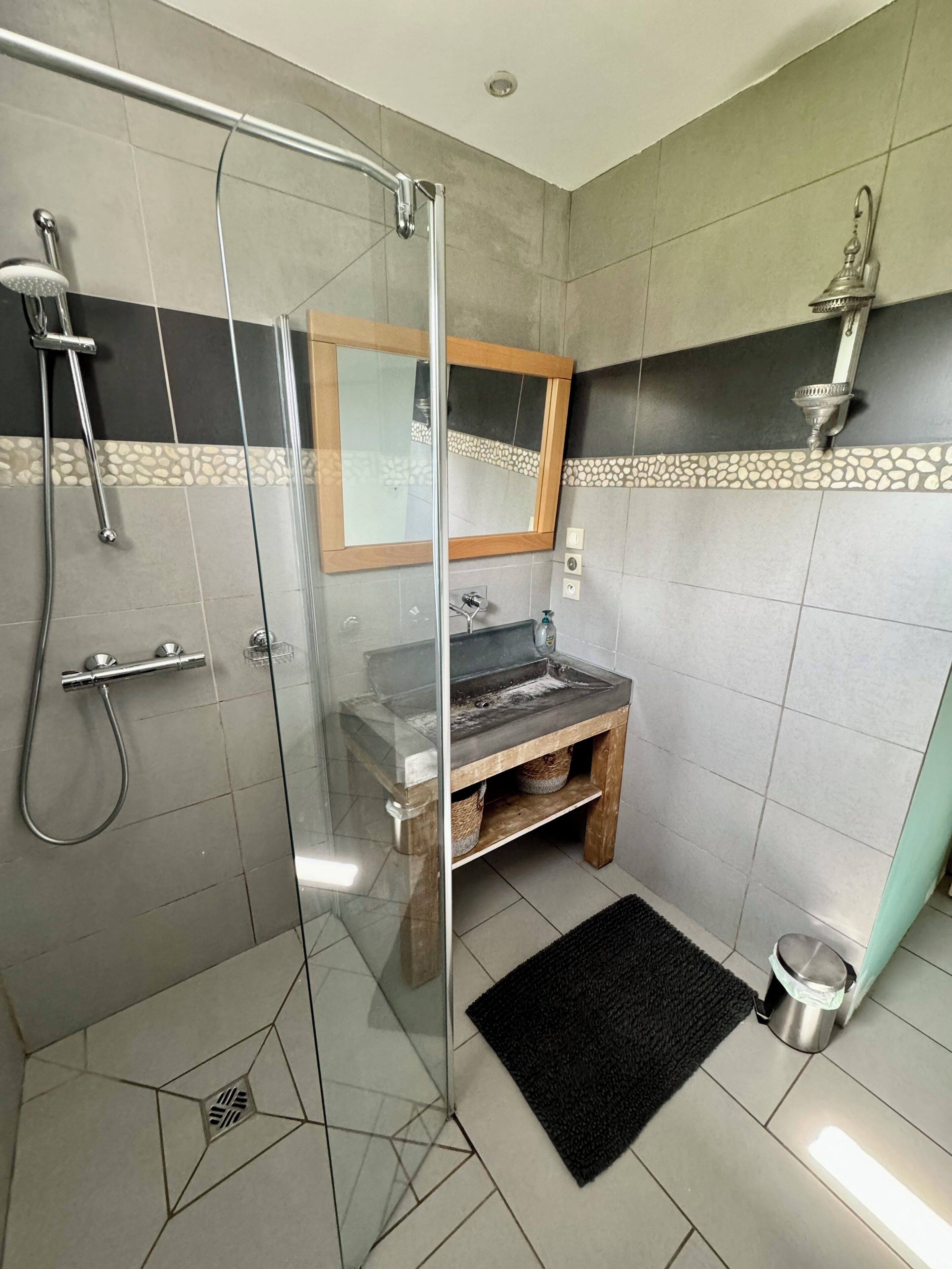 Douche, sèche-cheveux, serviettes fournies, savon