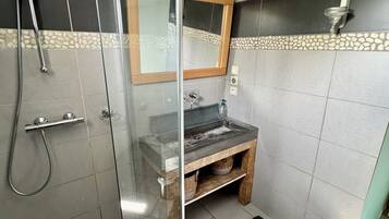Douche, sèche-cheveux, serviettes fournies, savon