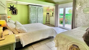 A bedroom with two beds, a ladder, a star decoration, and a view of greenery outside. - Charming gîte near the Côte Viticole (Chevigny-en-Valière)