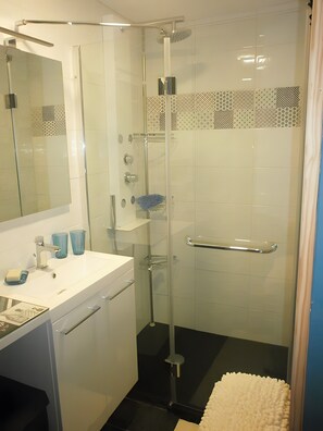 Shower, hair dryer, towels - Gite "La Saboterie 1609" in Oberbronn (Oberbronn)