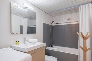 Shower, hair dryer, towels, shampoo - Sun Valley Appartment (Chamonix-Mont-Blanc)
