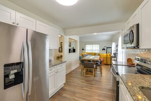 Interior - Family Unit 1 Mi to Dtwn Overland Park & Hospitals (Overland Park)