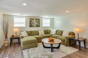 Interior - Family Unit 1 Mi to Dtwn Overland Park & Hospitals (Overland Park)