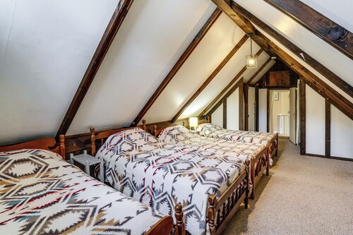 Peaceful All-season Getaway for Families in Ludlow