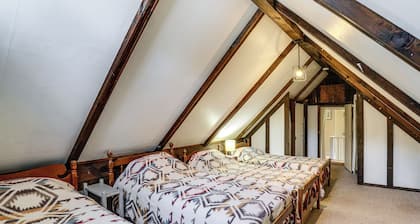 Peaceful All-season Getaway for Families in Ludlow