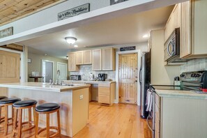 House (4 Bedrooms) | Interior - Luxe Helen Gem W/hot Tub + Pool Access (Helen)