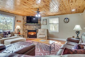 House (4 Bedrooms) | Interior - Luxe Helen Gem W/hot Tub + Pool Access (Helen)
