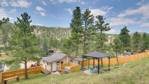 Ein Wohnhof mit einer Holzterrasse, einem Whirlpool und einem überdachten Patio.