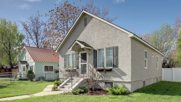 A two-story house with a front porch, a small staircase, and a fenced yard. - Walkable Apt in Dtwn Caldwell! Near Campus Events (Caldwell)
