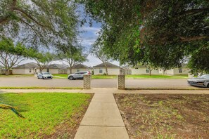 A residential street with houses, a sidewalk, and parked cars. - Pool Access & Work-ready Comforts! Edinburg Apt (Edinburg)