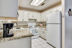 Interior - Pool Access & Work-ready Comforts! Edinburg Apt (Edinburg)