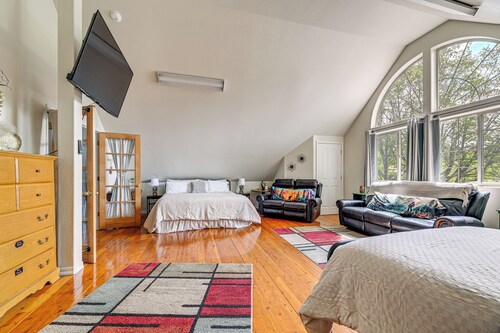 Near Oregon Caves: 2-studio Retreat w/ Game Room!