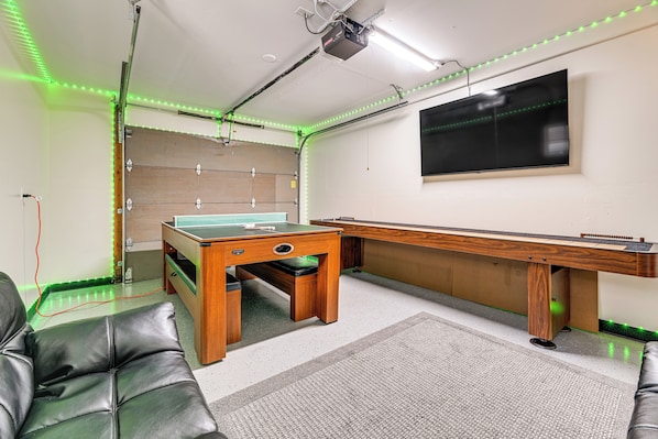 A room with a pool table, a long wooden table, and a TV mounted on the wall. - Near Oregon Caves: 2-studio Retreat w/ Game Room! (Cave Junction)