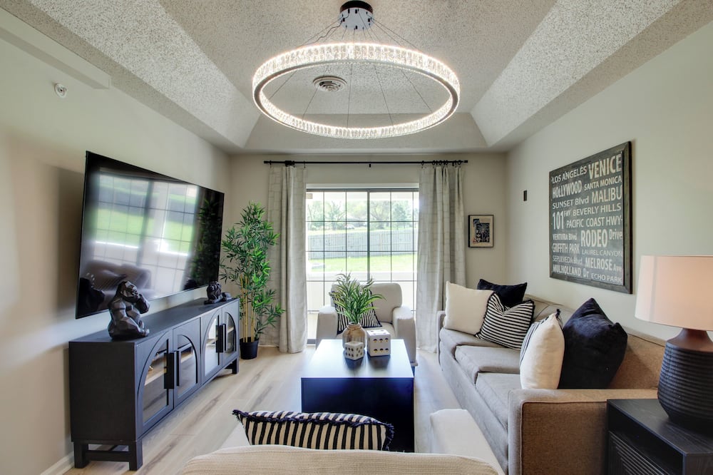 The Saint Hotel: Boutique Suite Near Overland Park - Beagle, KS