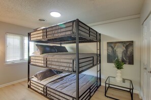 Interior - The Saint Hotel: Boutique Suite Near Overland Park (Louisburg)