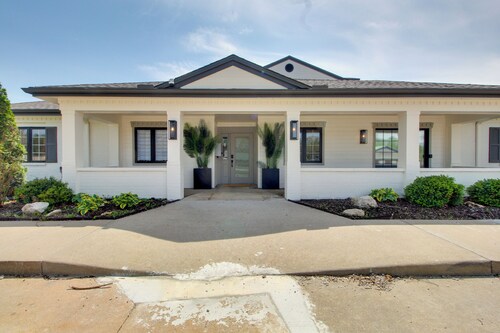 'dolly Suite' at The Saint Hotel, Near Wineries!