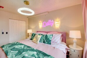 Interior - 'dolly Suite' at The Saint Hotel, Near Wineries! (Louisburg)
