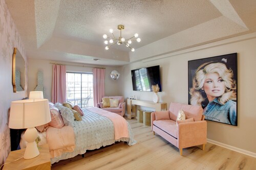 'dolly Suite' at The Saint Hotel, Near Wineries!
