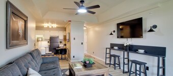 Unique Aparthotel Stay 15 Mi to Overland Park