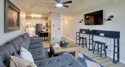 Unique Aparthotel Stay 15 Mi to Overland Park
