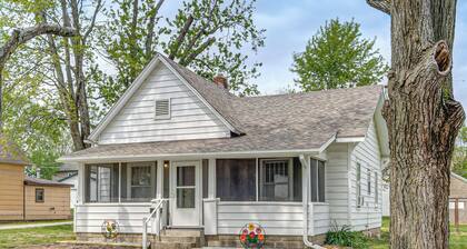 1 Mi to Park & Lake! Charming Retreat in Sullivan