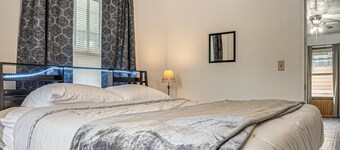 1 Mi to Park & Lake! Charming Retreat in Sullivan