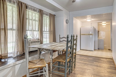 1 Mi to Park & Lake! Charming Retreat in Sullivan