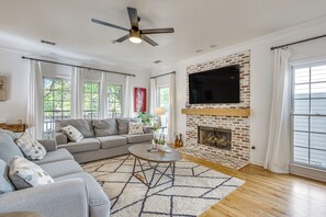 House (5 Bedrooms) | Interior - Walk to Mercedes-benz! Spacious Getaway in Atlanta (Atlanta)