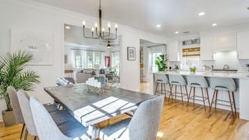House (5 Bedrooms) | Interior