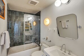 Interior - Old Austin Vibes! Spacious Yard & Porch Near UT (Austin)