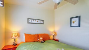 A bedroom with a bed, two nightstands, a ceiling fan, and two wall-mounted lamps. - 'fox Cabin' - 6 Blocks to Yellowstone Nat'l Park! (West Yellowstone)