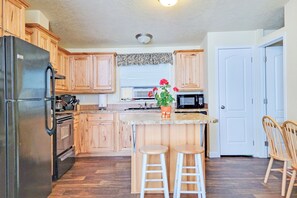 Interior - 'fox Cabin' - 6 Blocks to Yellowstone Nat'l Park! (West Yellowstone)