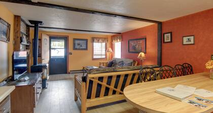 Gateway to Yellowstone! Cabin < 1 Mi to Nat'l Park