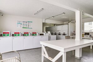 Interior - Walk to Dining & Local Markets! Hilo Getaway (Hilo)