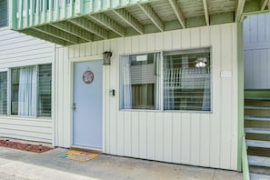 A building with a door, windows, and a small porch. - Walk to Dining & Local Markets! Hilo Getaway (Hilo)