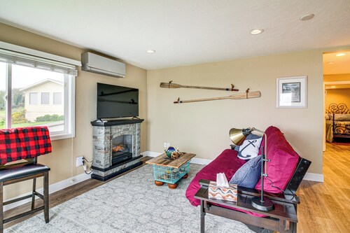 Views of Ocean & Harbor! Quaint Gold Beach Duplex