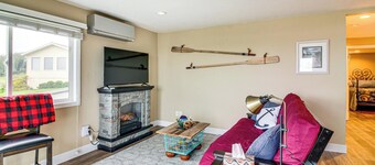 Views of Ocean & Harbor! Quaint Gold Beach Duplex