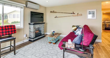 Views of Ocean & Harbor! Quaint Gold Beach Duplex