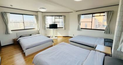 4 minutes walk from the station, 120 ㎡ 4 bedrooms, 14 people can rent the entire second floor. Perfect for large groups. Fully equipped, convenient living. Nearby restaurants and convenience stores are available, and direct train access to Namba and Nihon