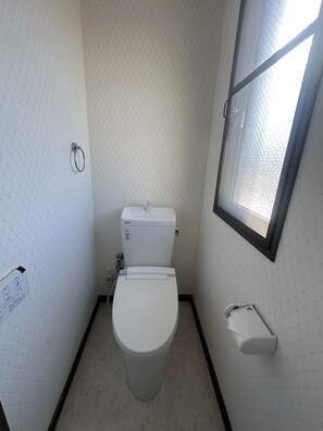 Hårtørrer, håndklæder, Sæbe, Toiletpapir