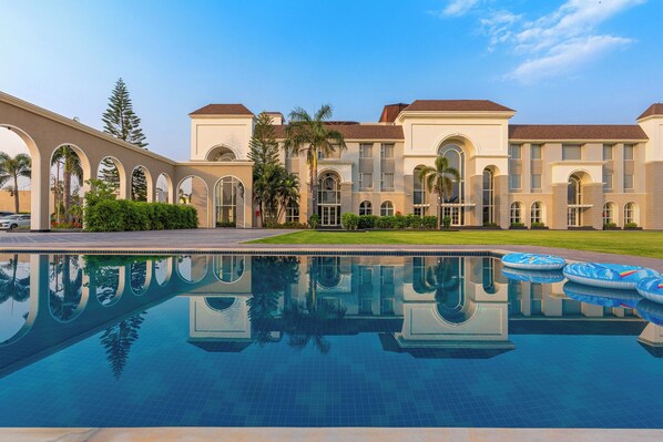 12 outdoor pools