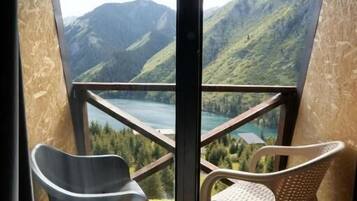 Superior Triple Room, Balcony, Lake View | Interior