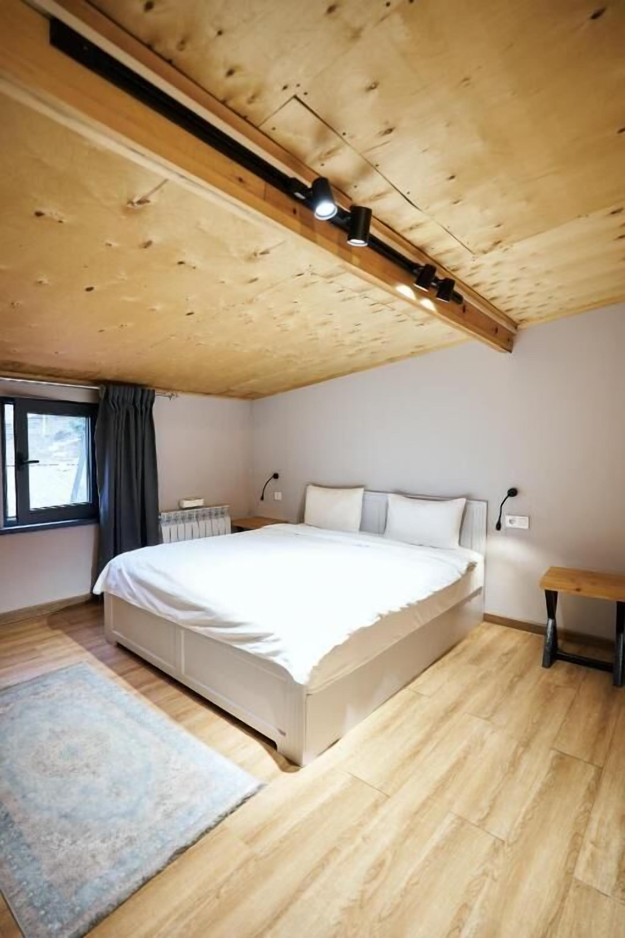 Kamar Double Standar, pemandangan gunung