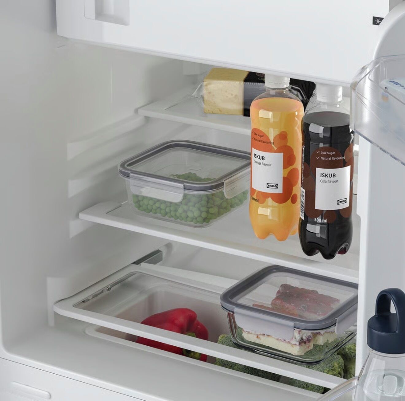 Un refrigerador con varios estantes, que contiene diferentes alimentos y bebidas.