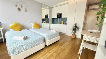 1 dormitorio, tabla de planchar con plancha, wifi y ropa de cama